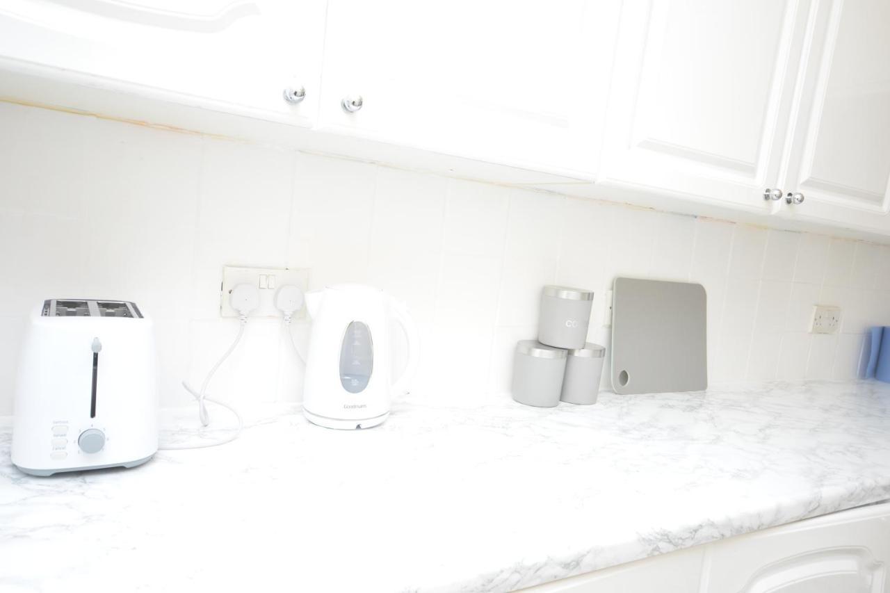 London Deluxe 3 Bedroom House With Parking Space Dagenham Bagian luar foto