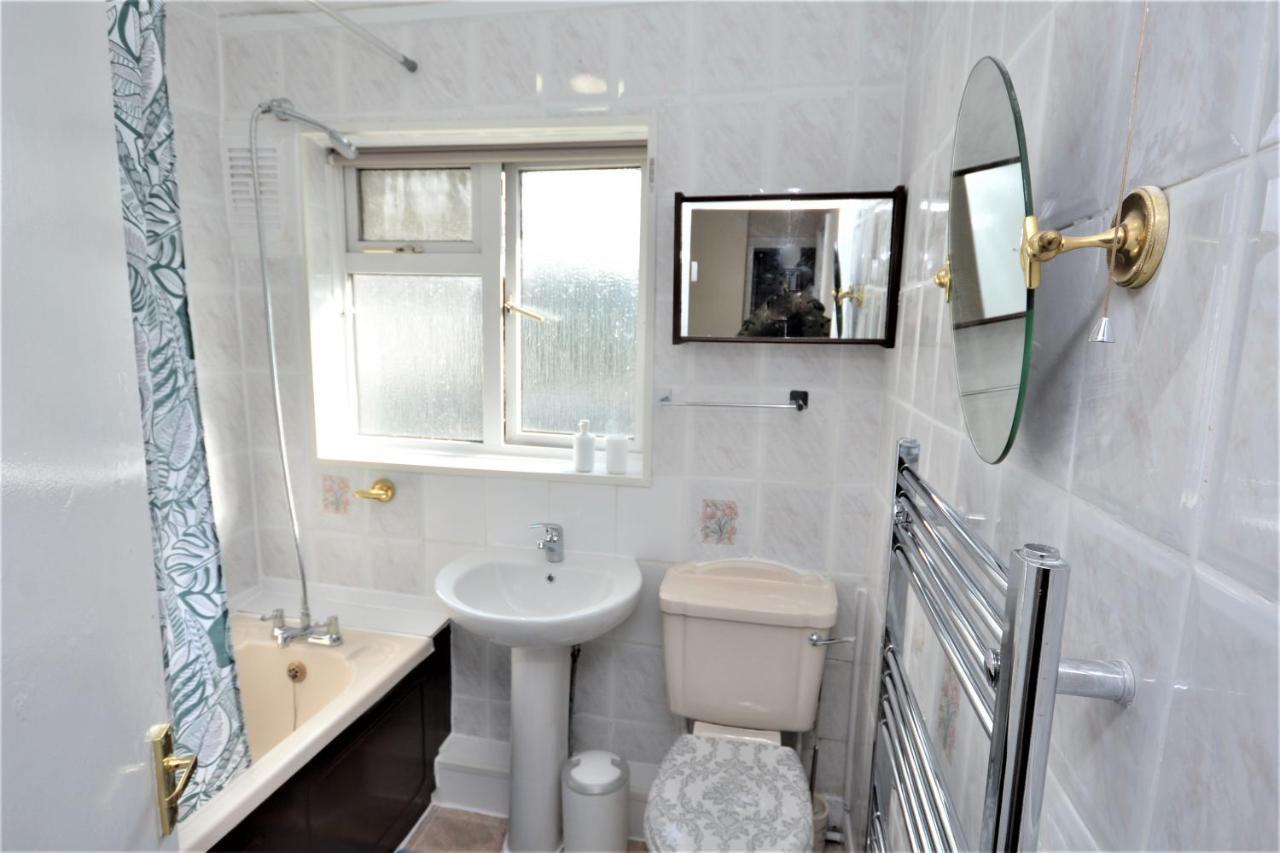 London Deluxe 3 Bedroom House With Parking Space Dagenham Bagian luar foto