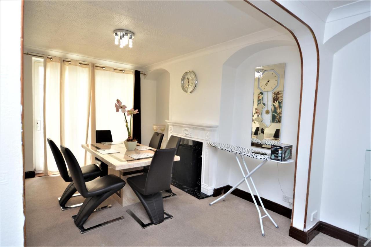 London Deluxe 3 Bedroom House With Parking Space Dagenham Bagian luar foto