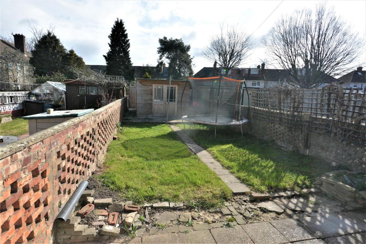 London Deluxe 3 Bedroom House With Parking Space Dagenham Bagian luar foto