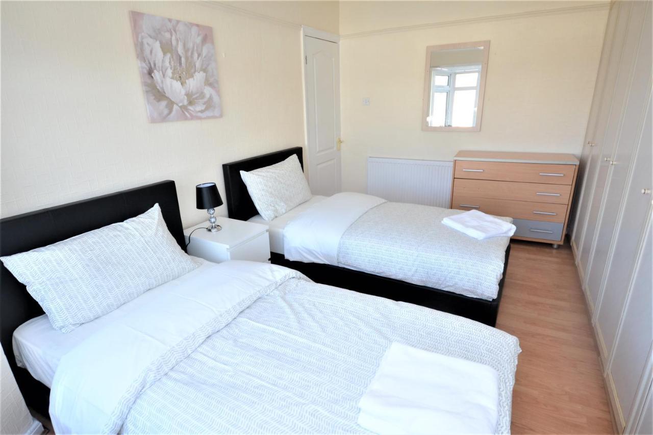 London Deluxe 3 Bedroom House With Parking Space Dagenham Bagian luar foto